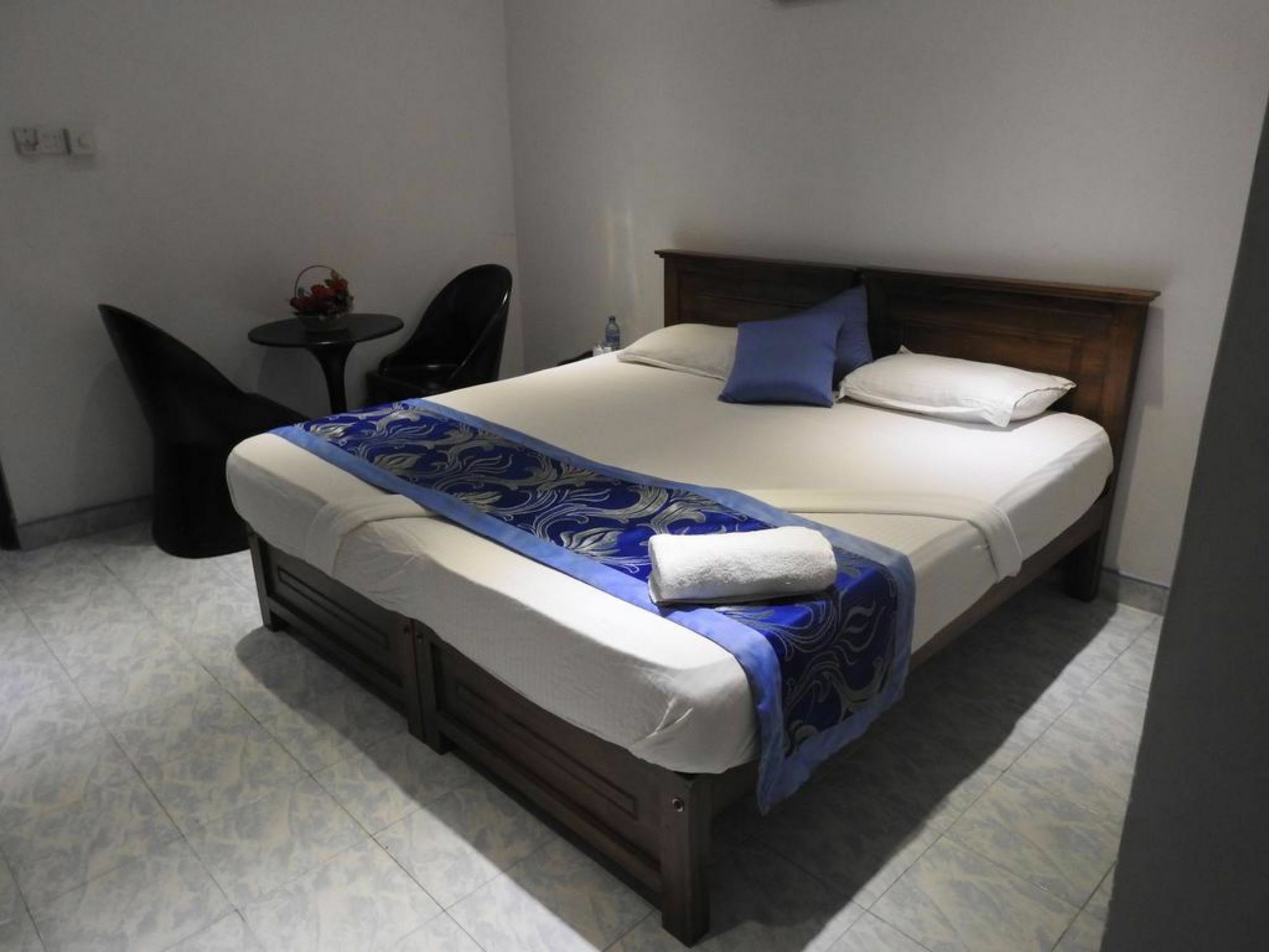 Oak Wood Inn แคนดี้ ภายนอก รูปภาพ