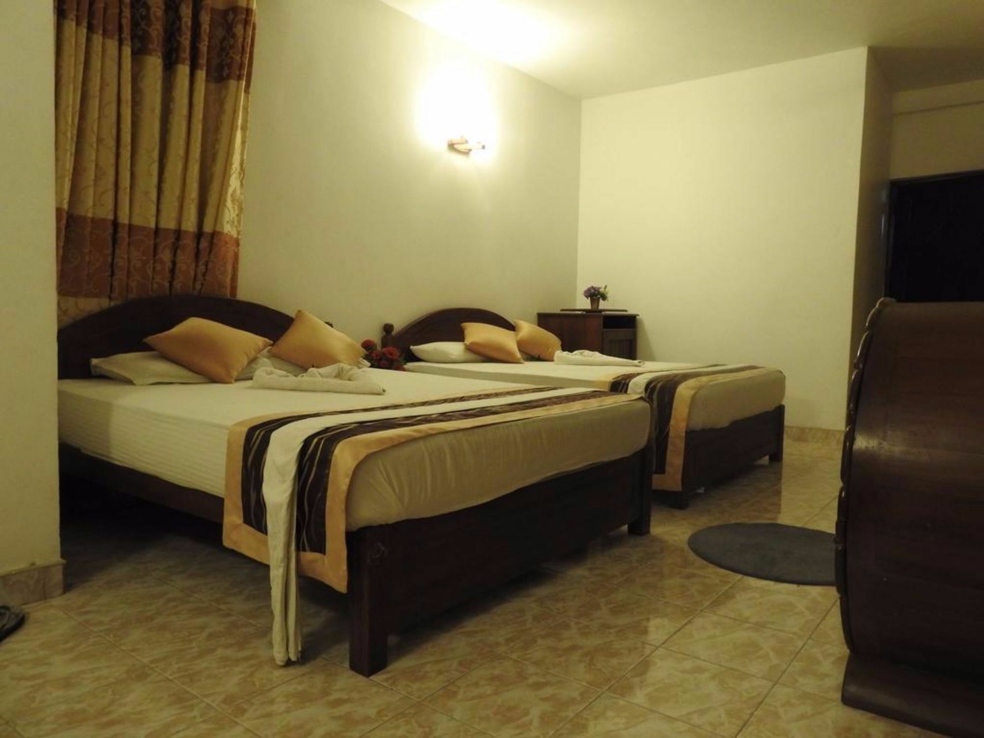 Oak Wood Inn แคนดี้ ภายนอก รูปภาพ