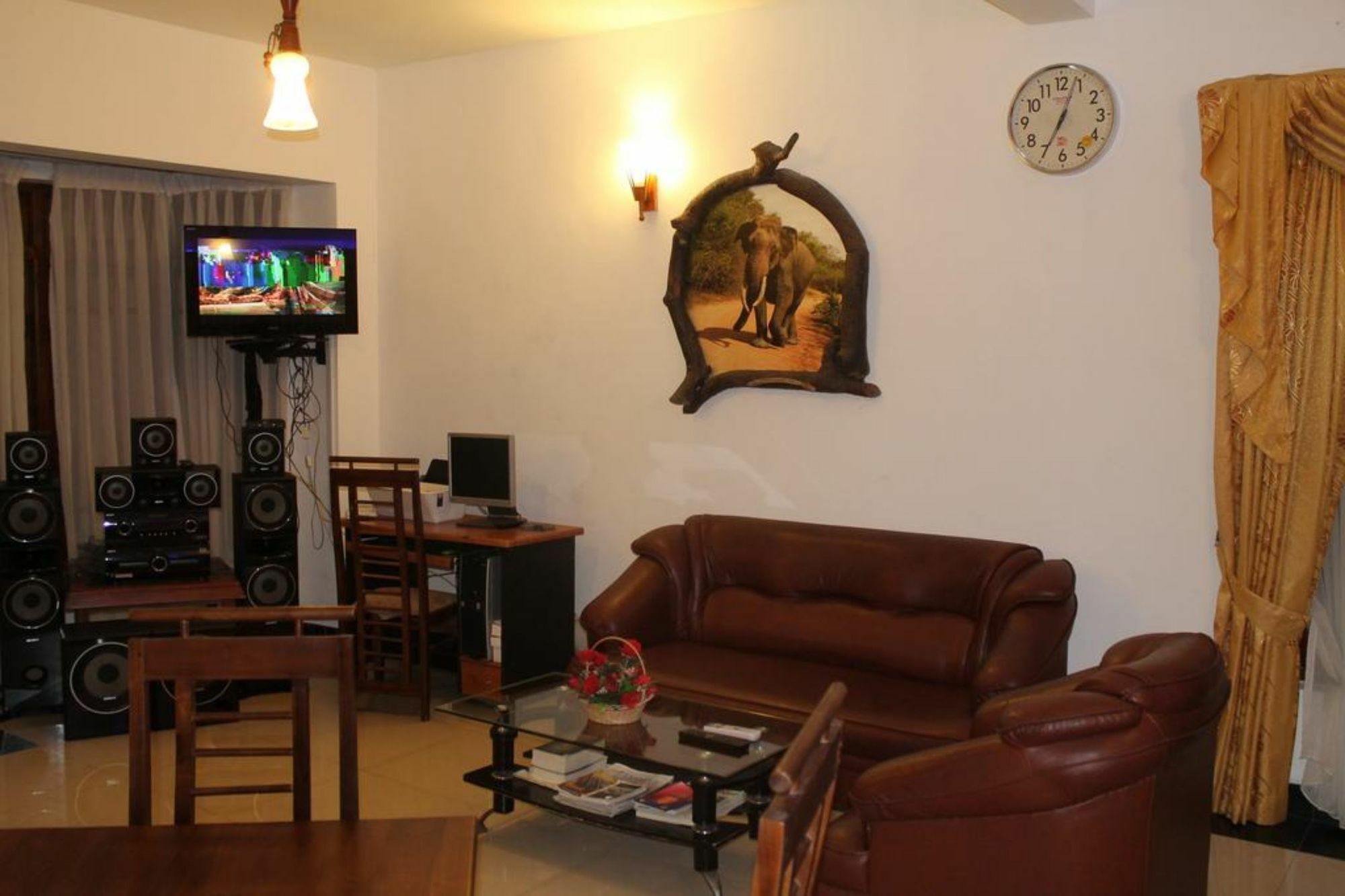 Oak Wood Inn แคนดี้ ภายนอก รูปภาพ