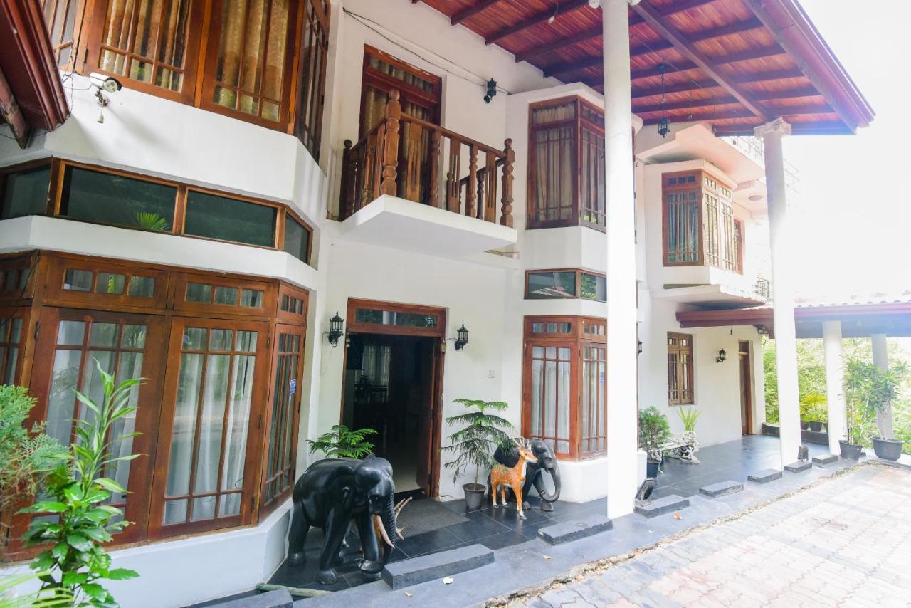 Oak Wood Inn แคนดี้ ภายนอก รูปภาพ